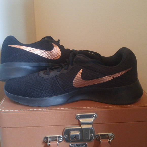 nike tanjun womens black and bronze